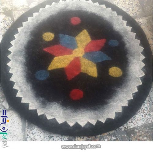 فرش نمدی سنتی با زمینه مشکی